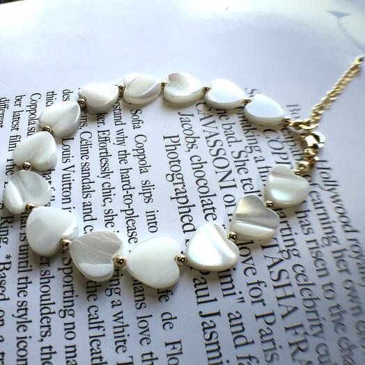 Natural mother-of-pearl bracelet with adjustable lock