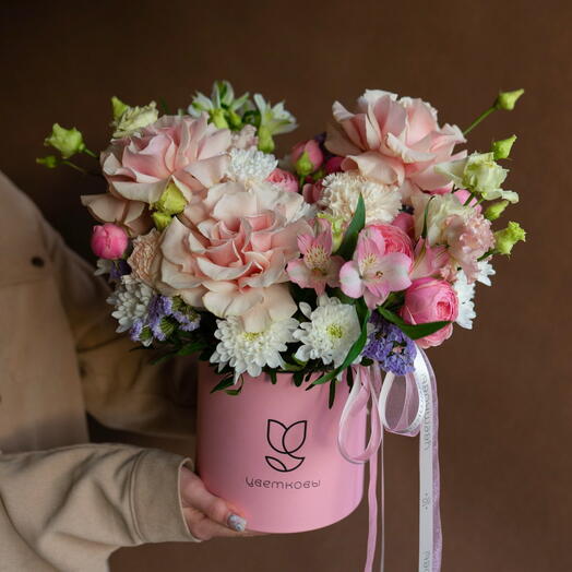 Нежная композиция с французскими розами, хризантемой, эустомой и альстромерией