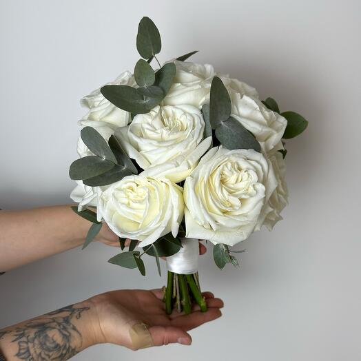 Букет невесты из пион роз и эвкалипта