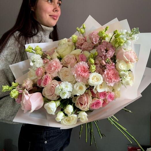 Нежный букет. Розы, эустома, маттиола и диантусы