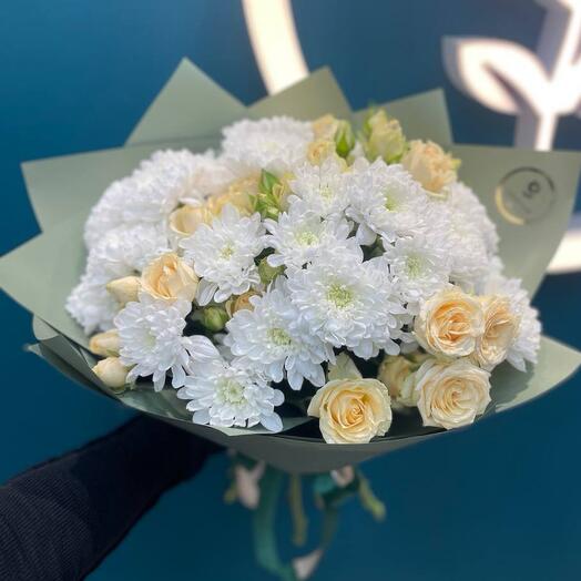 Нежный букет с хризантемами и кустовыми розами