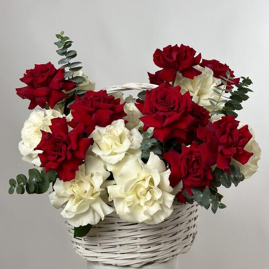 Ramo de flores de 25 rosas francesas rojas y blancas en una canasta
