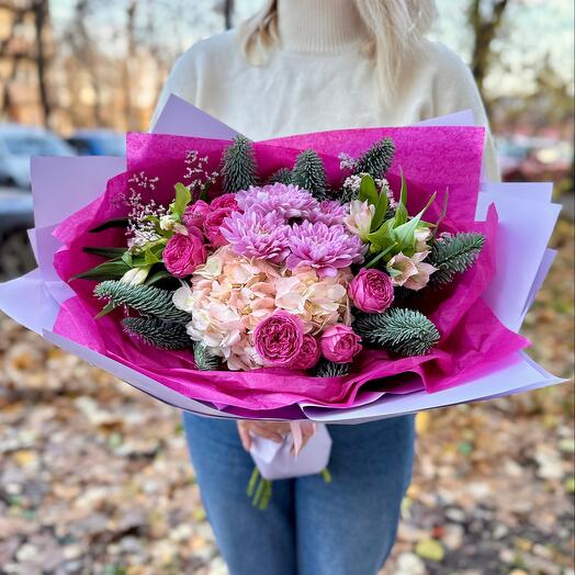 Красочный авторский букет с ароматным нобилисом и розами