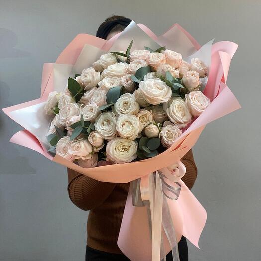 Rosas peonías con eucalipto