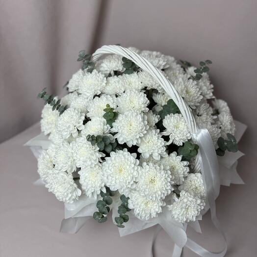 15 кустовых хризантем в корзине с эвкалиптом