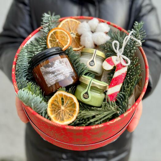 Подарочный набор с аромасвечой «зимний лес» , мёдом суфле и новогодним декором