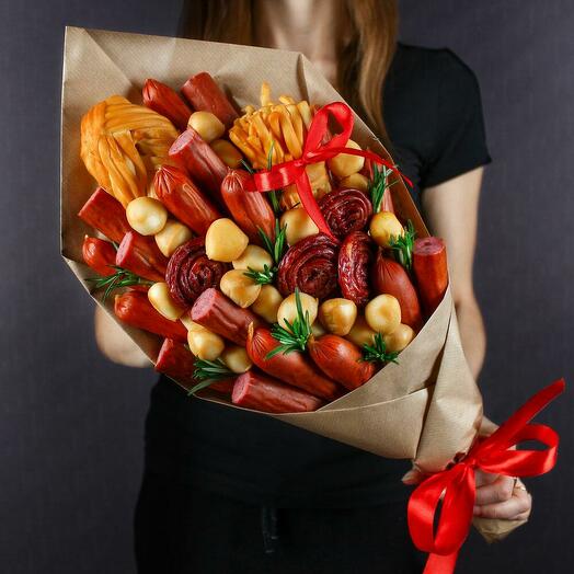 Мужской букет с сыром косичкой и колбасками