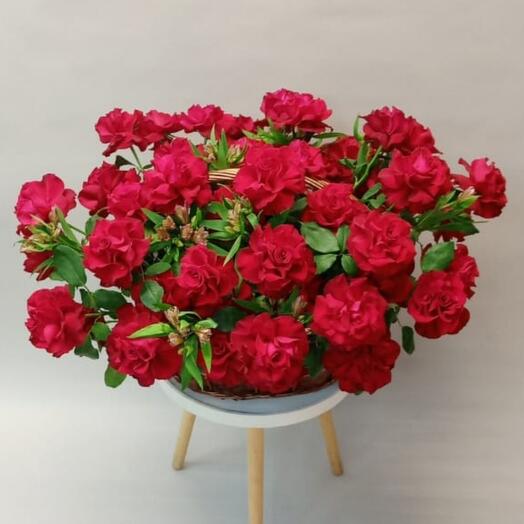 Большая корзина с красными розами