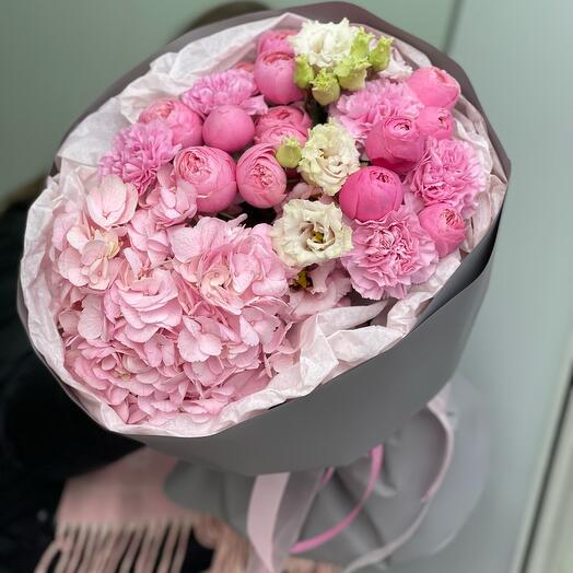 Bouquet with pink hydrangea and peony-shaped roses