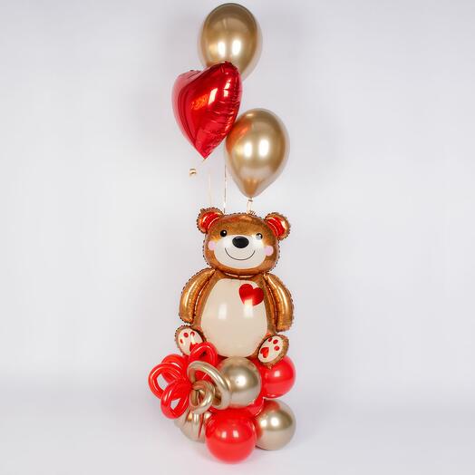 Влюбленный мишка на стойке с шариками