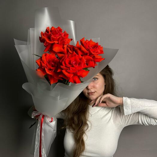 Ramo de rosas rojas caladas