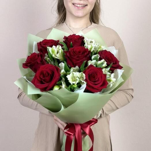 Очаровательный букет из красных роз и белых альстромерии