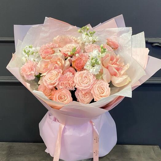 Авторский букет с кустовой пионовидной розой и ароматной маттиолой на 8 марта 🌸
