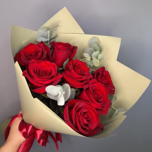Букет из 7 красных роз с эвкалиптом