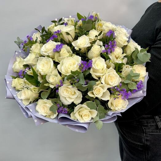 Ramo de autor de 35 rosas blancas, alstroemeria y statica