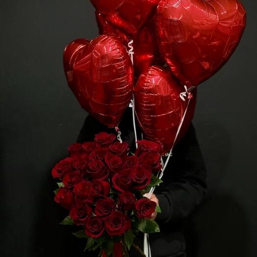 Букет красных роз с шарами «Это любовь»