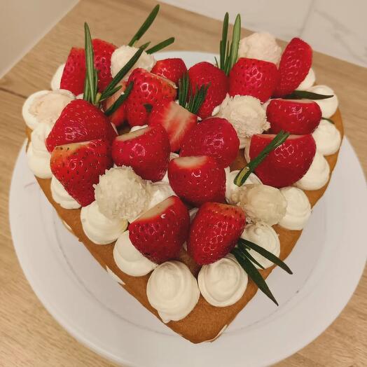 Медовик сердце с клубникой
