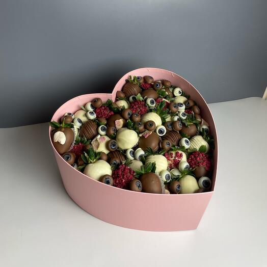 Клубника в шоколаде в коробке сердце(МАКСИ) с голубикой в шоколаде
