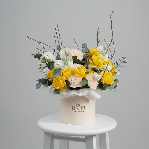 A composition of peony-shaped roses and mattiola in a hatbox. BOUQUET 467