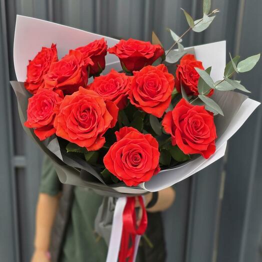 Нина, алая роза с эвкалиптом 11 шт