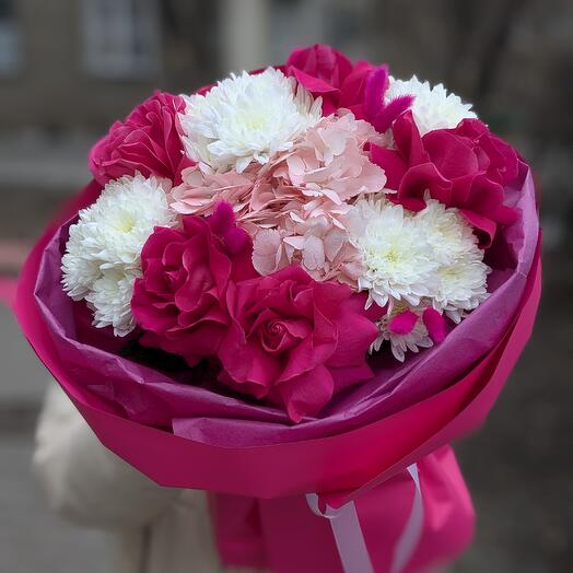 Букет с розами и гортензиями "Малиновый джаз" M