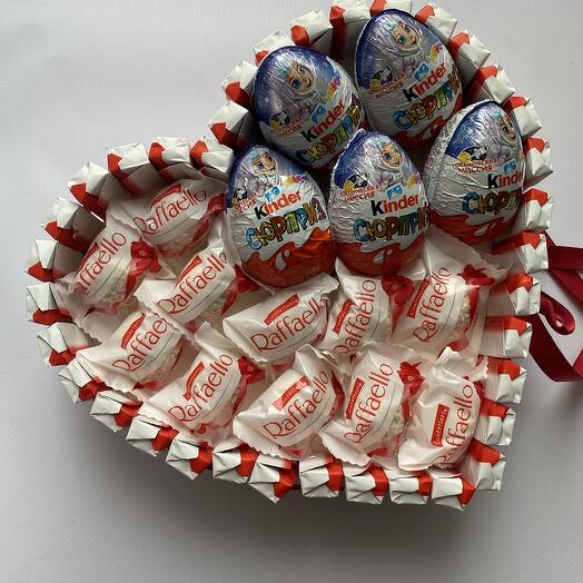 Сердце из киндеров и рафаэлло