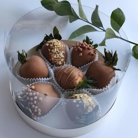 Клубника в молочном шоколаде для мамы, дочери, девушки, жены