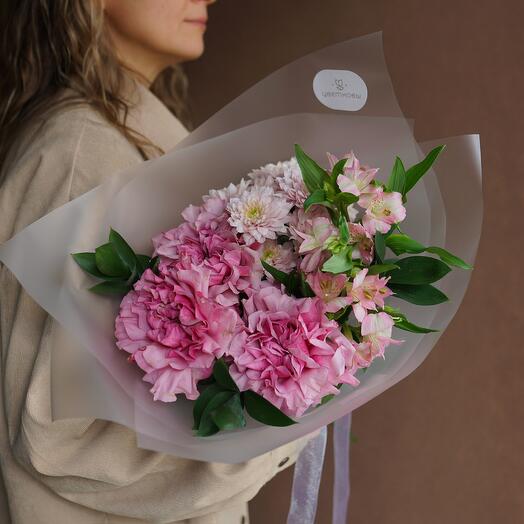 Букет с малиновыми розами, хризантемой и розовыми альстромериями