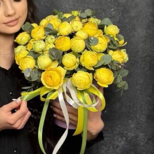 Пионовидные желтые розы в коробке