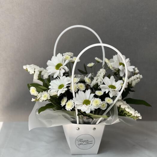 Композиции в сумочке из хризантем