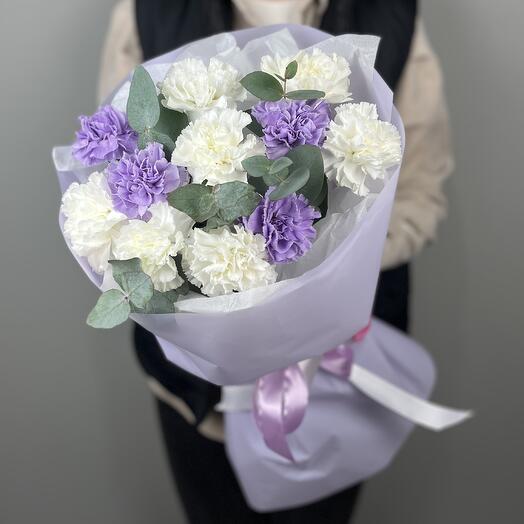 Авторский букет с белыми, фиолетовыми диантусами и эвкалиптом
