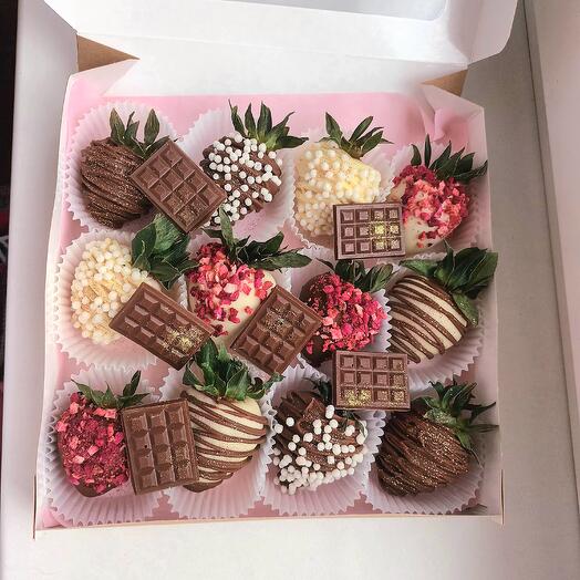 Клубника в шоколаде 12 с мини плитками
