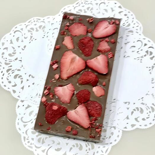 Плитка "Классика" бельгийский молочный шоколад с клубникой ручной работы