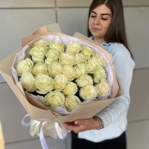 25 белых роз в карамельной упаковке
