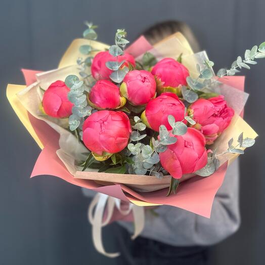 Букет коралловых пионов с эвкалиптом