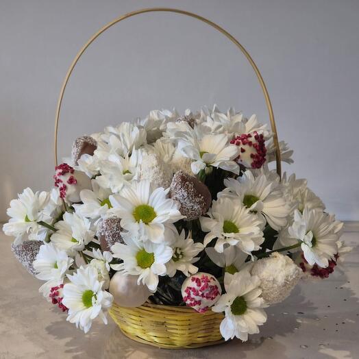 Композиция из клубники в шоколаде и белой хризантемы "Сладкая нежность"