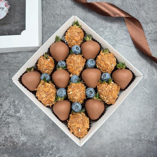 Клубника в шоколаде в вафельной крошке «Brownie»