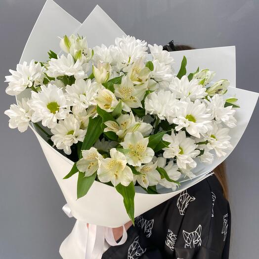 Букет из ромашковых кустовых хризантем и альстромерии