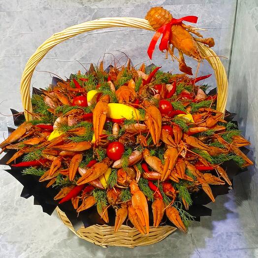 Корзина с раками и креветками