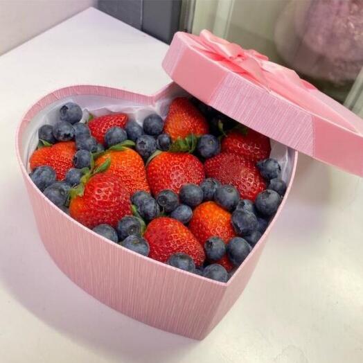 Голубика и клубника в сердечном коробке