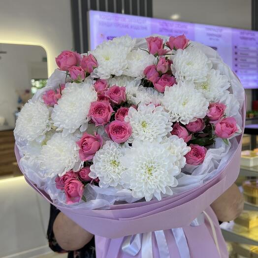 Букет из кустовых роз и хризантем