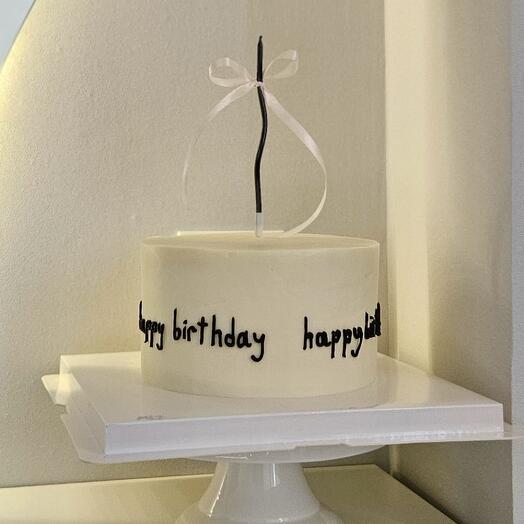 Pastel blanco y negro feliz cumpleaños