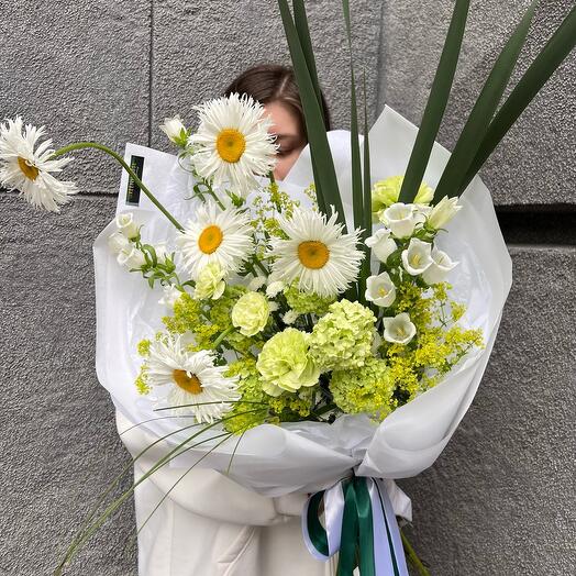 Букет «Летняя свежесть» в коробке: махровая ромашка, рогоз, гвоздика, вибурнум, альмичелла, кампанула