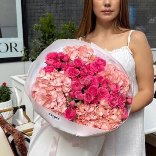 Букет с гортензией  и спрей розами