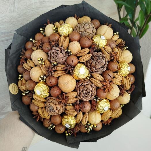 Строгий букет из орехов с конфетами Ferrero Rocher и кедровыми шишками для папы (L)