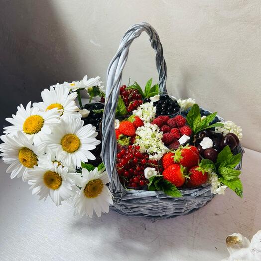 Ягодная корзина с ромашками