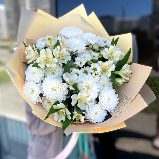 Воздушный букет по вкусной цене с хризантемой и альстромерией