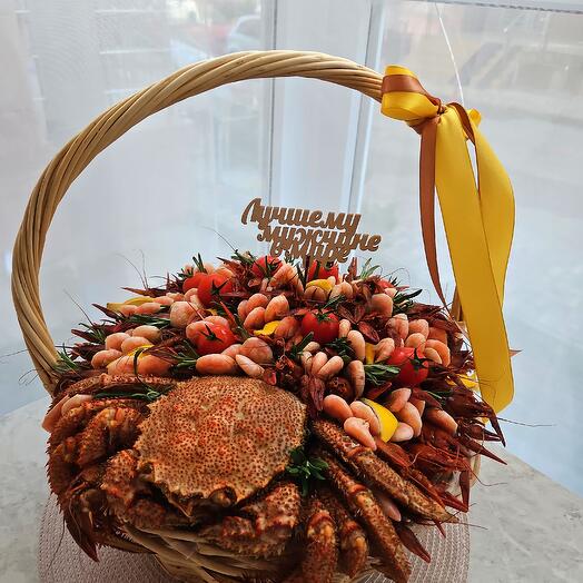 Корзина с крабом, раками и креветками