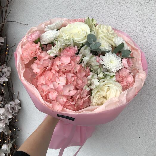 Стильный букет «Bloom Room» из Гортензии, роз, диантусов, хризантем и альстромерий