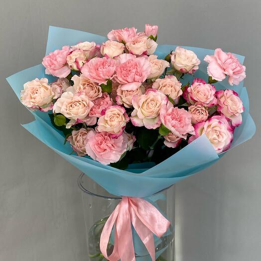 Букет из кустовых роз и диантусов